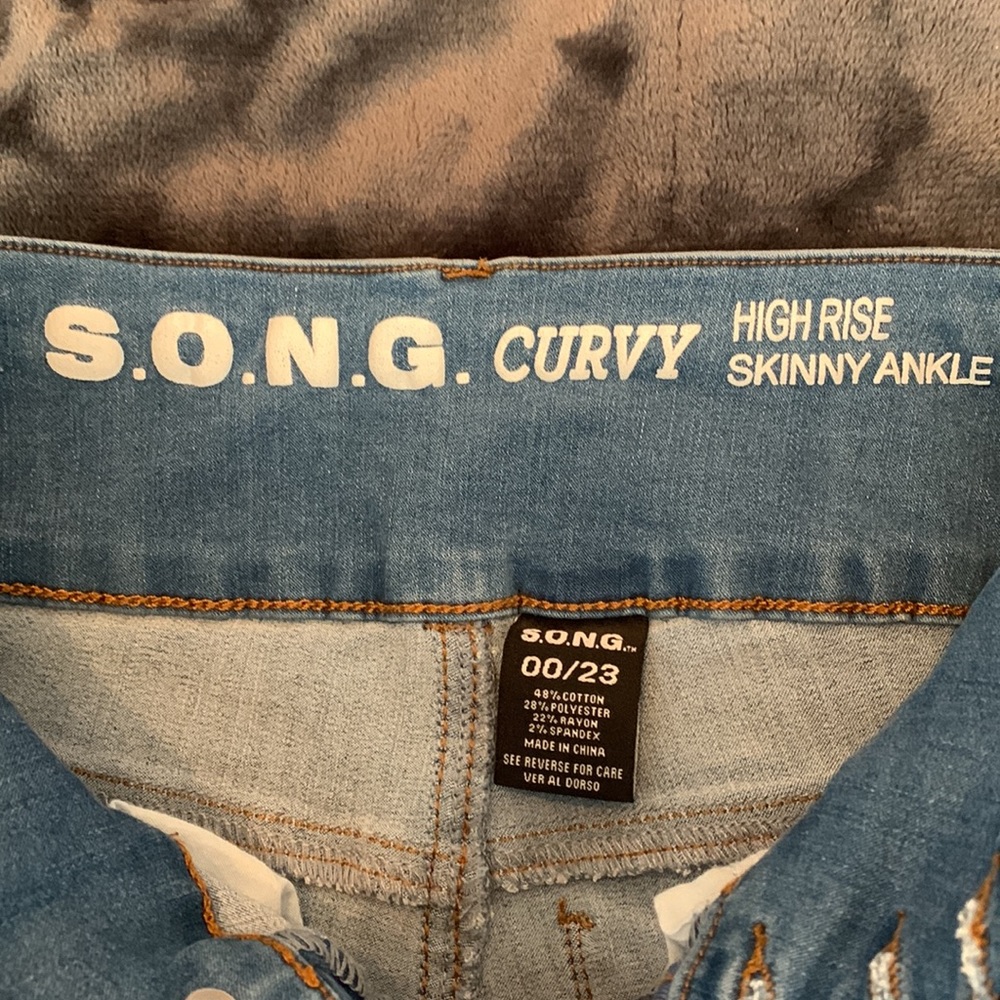 High Rise Curvy Jeans - Picture 7 of 7